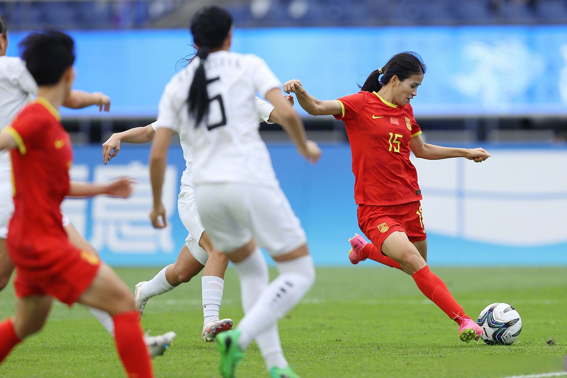 女足比赛明星球员出席公益活动，传递爱心正能量的简单介绍